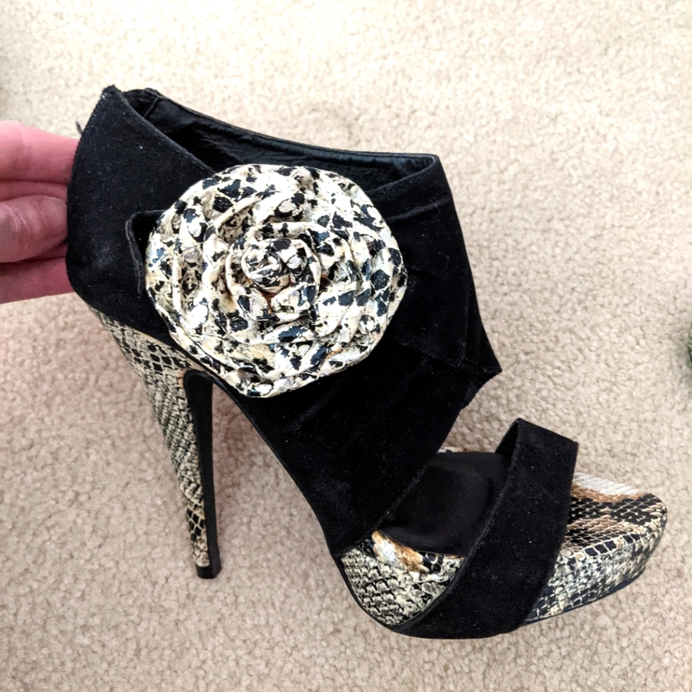 NWT Wild Diva Open Toe Heels.  Size 5.5.